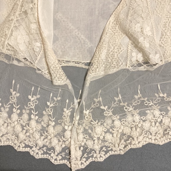 Band of Gypsies Boho Sheer
Lightweight lace lined Vest Size M cream/ivory color - Picture 10 of 11